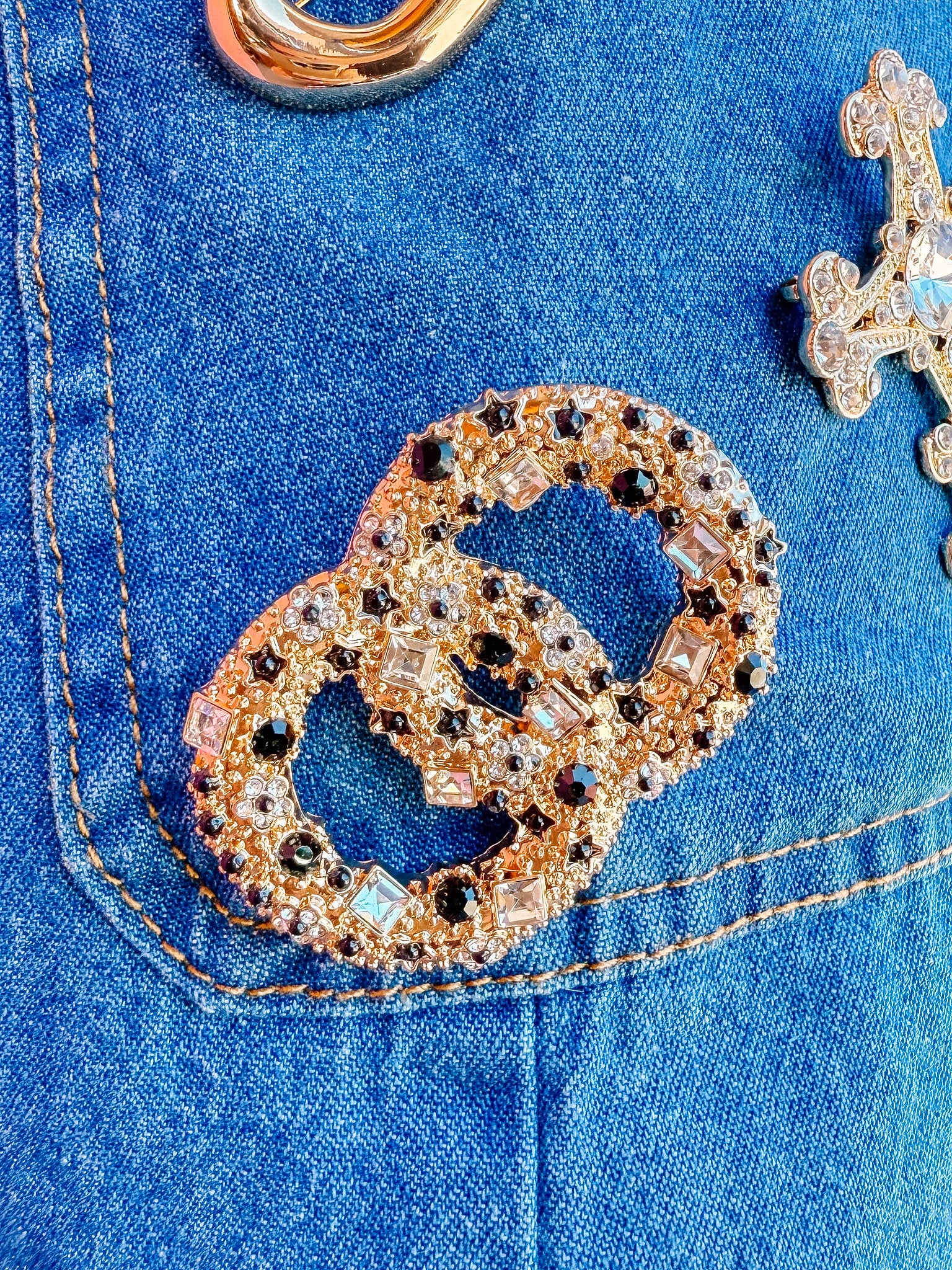 Catherine Interlocking Brooch-Black