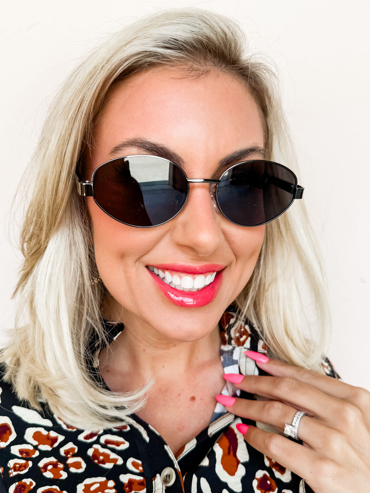Black Oval Frame Sunglasses Downtown Edge Gold Oval Sunglasses | Trendy Women main image 3