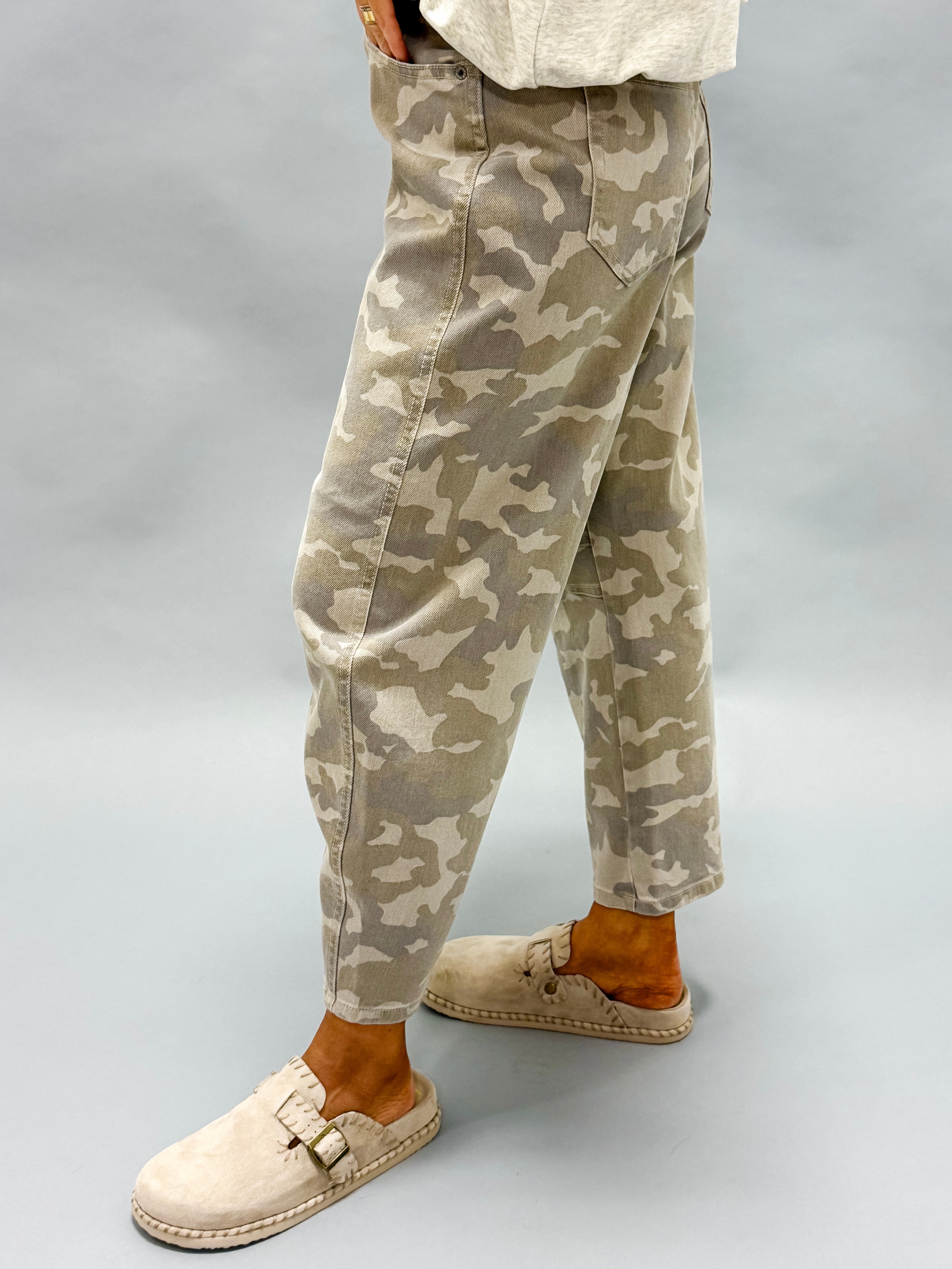 [Hidden] Sammie Cropped Barrel Jeans-Tan Camo