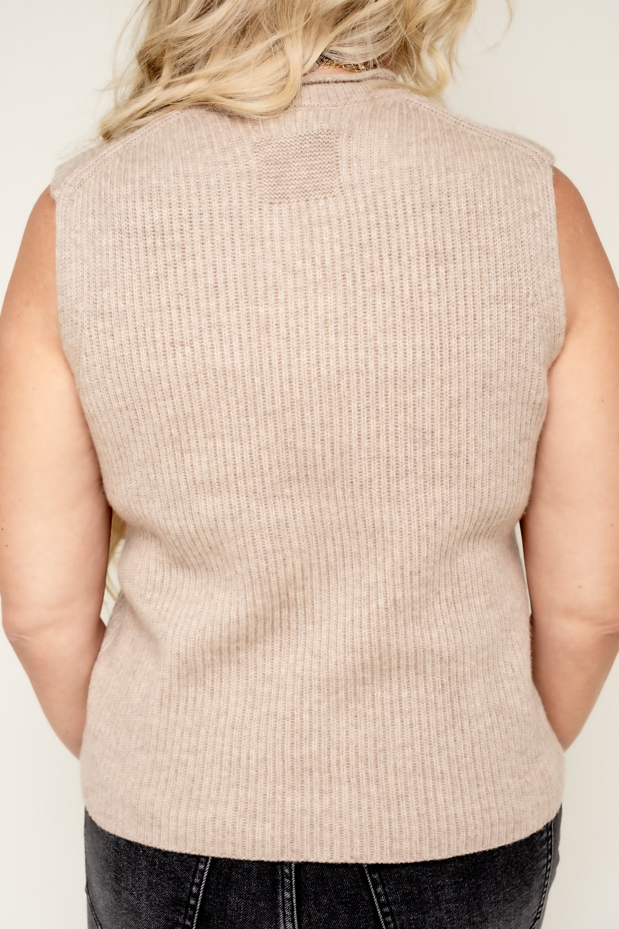 Relaxed Attitude Sleeveless Sweater-Tan